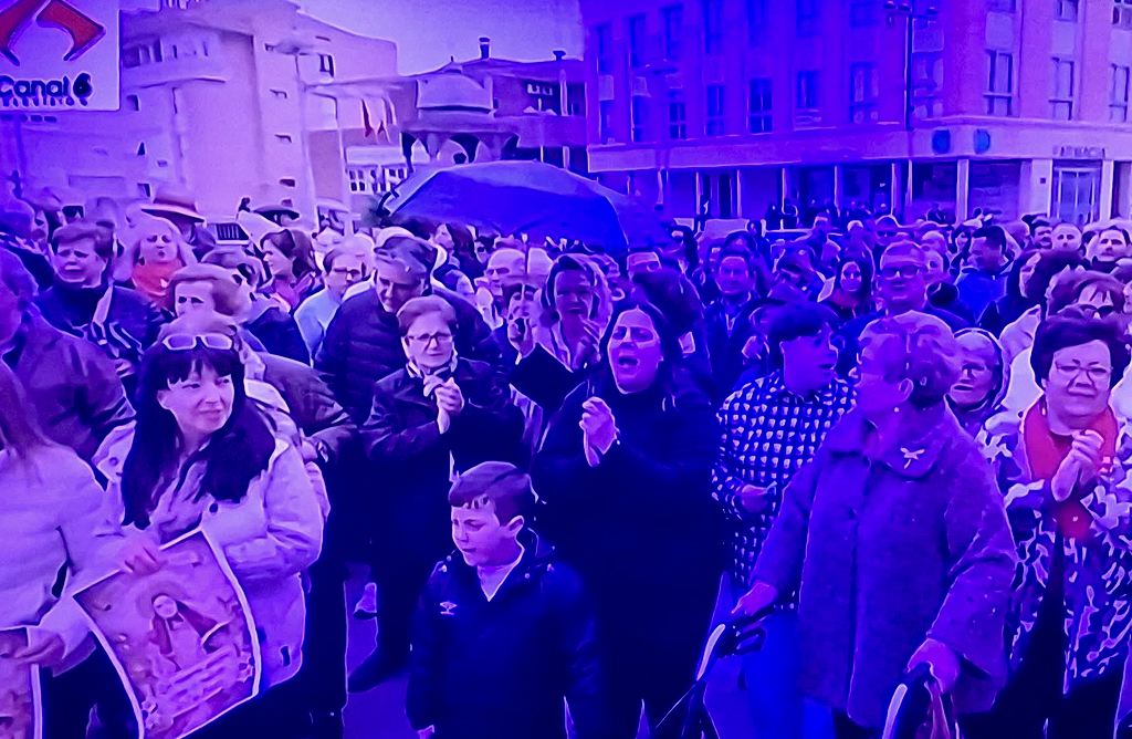 Varios centenares de personas se manifiestan y piden que la Romer�a de Subida siga siendo el 7 de enero