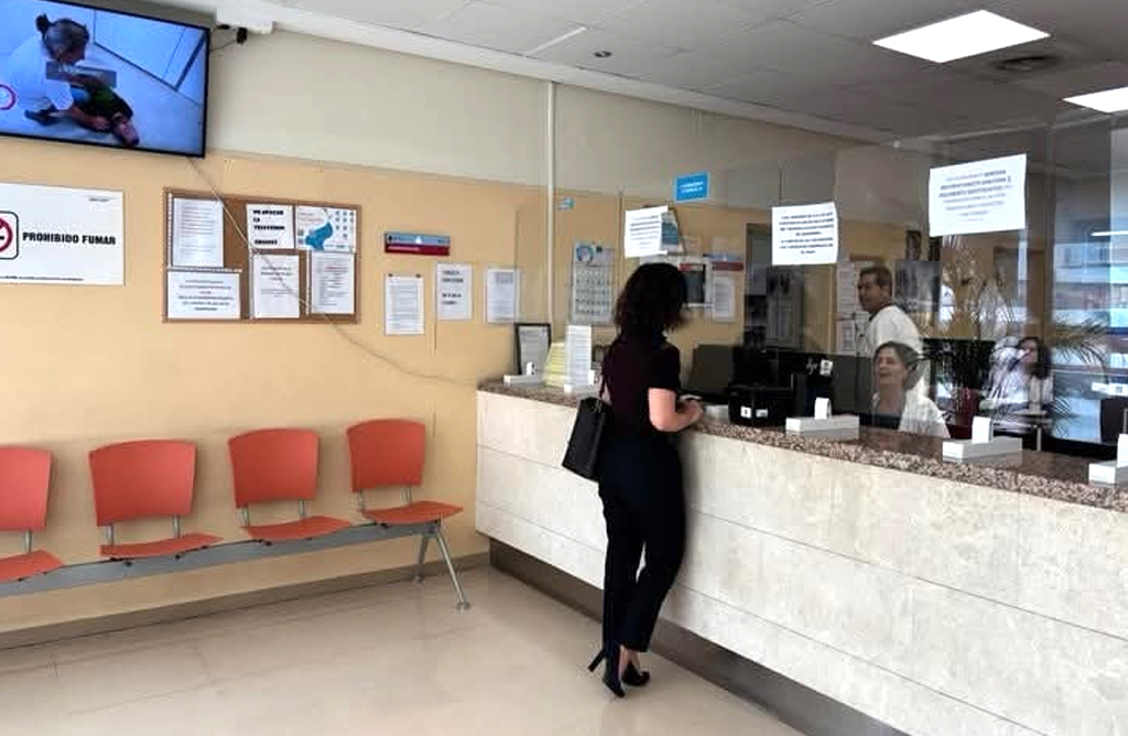 La mascarilla deja de ser obligatoria en los centros sanitarios