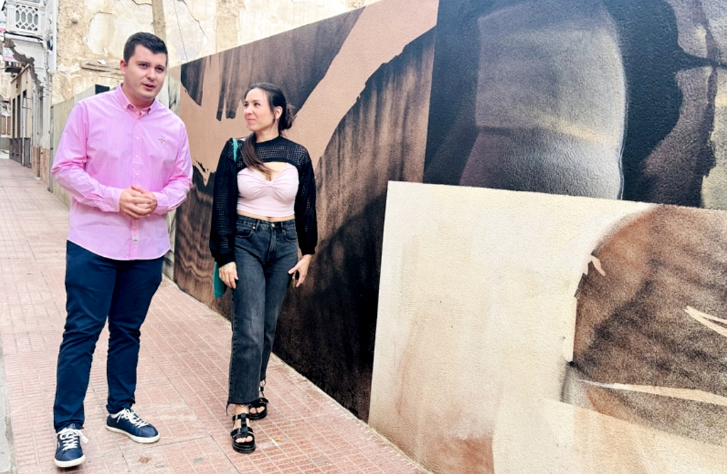 El mural del artista yeclano Salvaje Selva ya se puede admirar en la Avenida Santa Eulalia